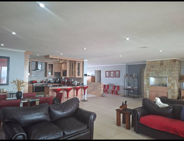 6 BEDROOM HOUSE FOR SALE IN DA NOVA